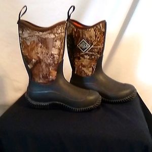 Boy's size 1 Muck Boot Company outdoor boots in dark brown & camo.🤎🥾